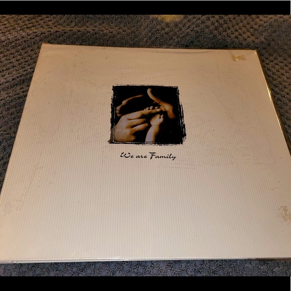 “We Are Family” Scrapbook with 12x12 pages New in Plastic - Picture 1 of 4